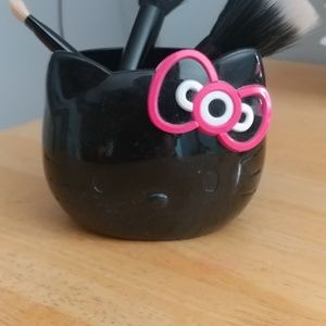 Nwob LE MAC X Hello Kitty brush holder and brushes
